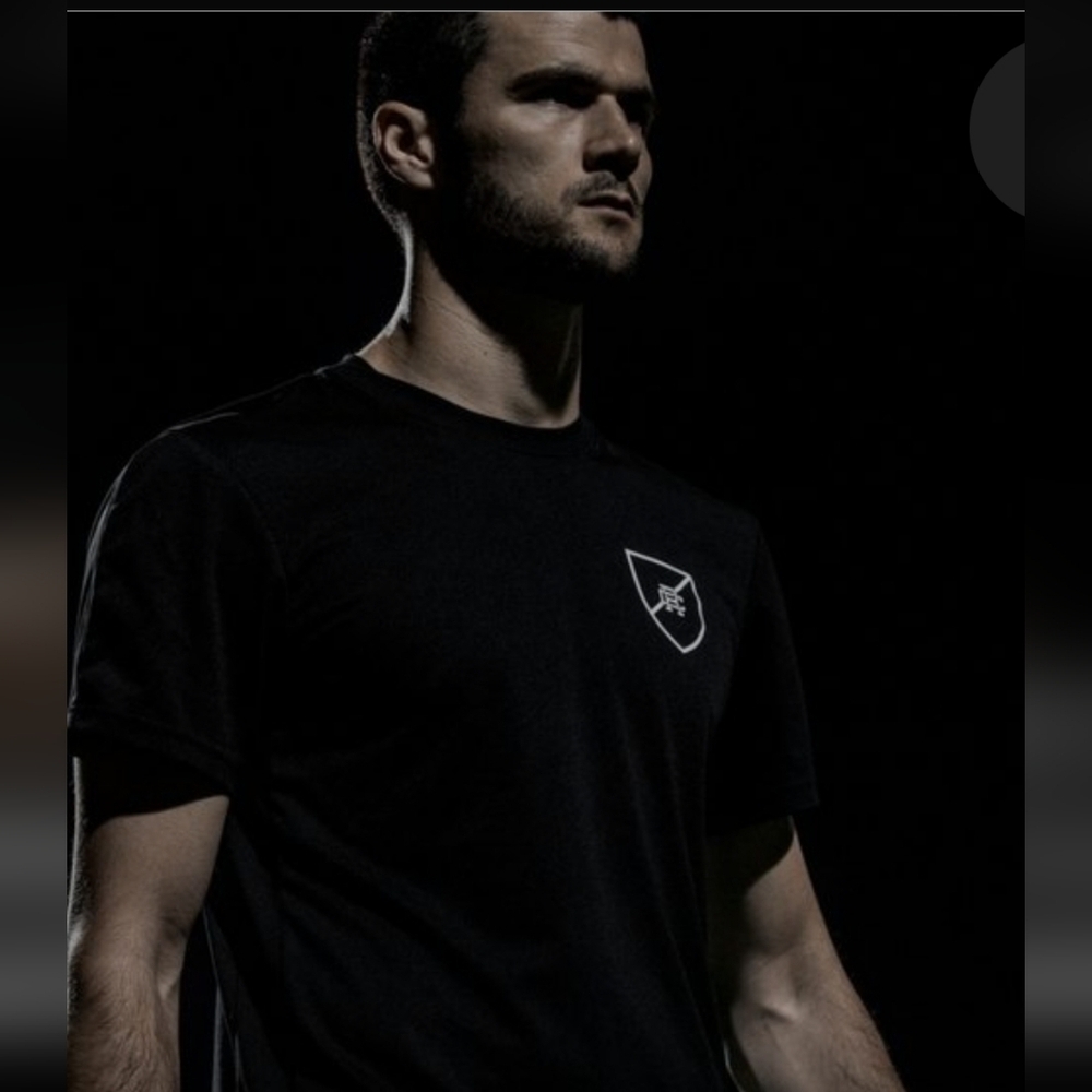 REIGNING CHAMP MEN'S BLACK COTTON SHIELD LOGO TEE SHIRT
